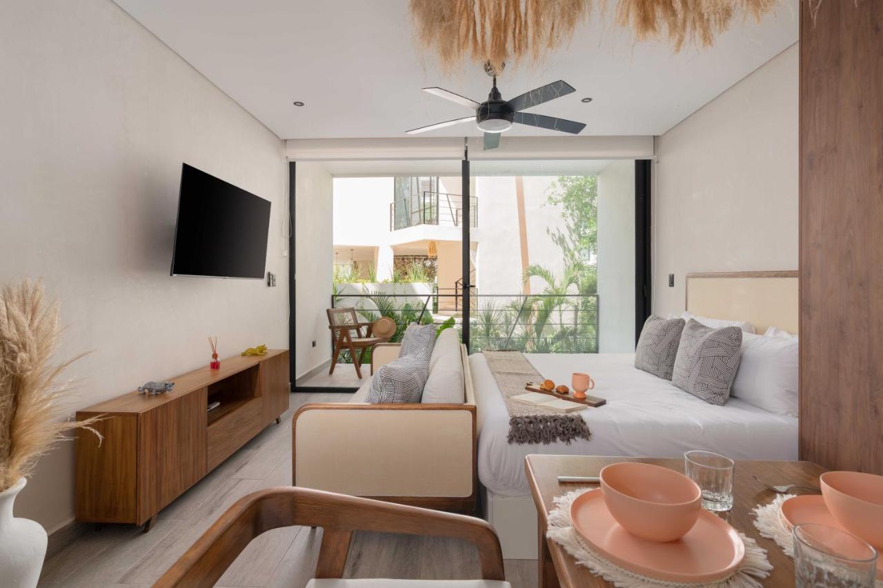 Suite con cama grande y balcón